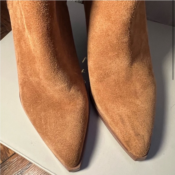 Marc Fisher Gadri bootie, pointy toe, block heel, tan suede, size 5 - Picture 3 of 7